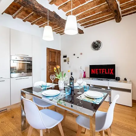 35 Nel Centro Storico Di In The Historic Center Of سيينا