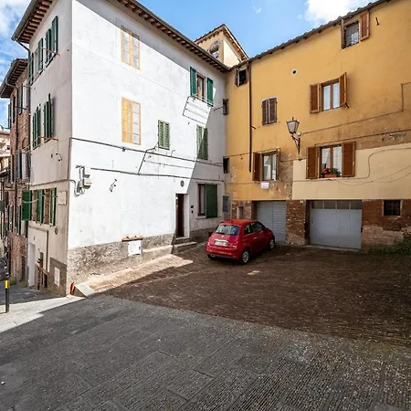 35 Nel Centro Storico Di In The Historic Center Of *